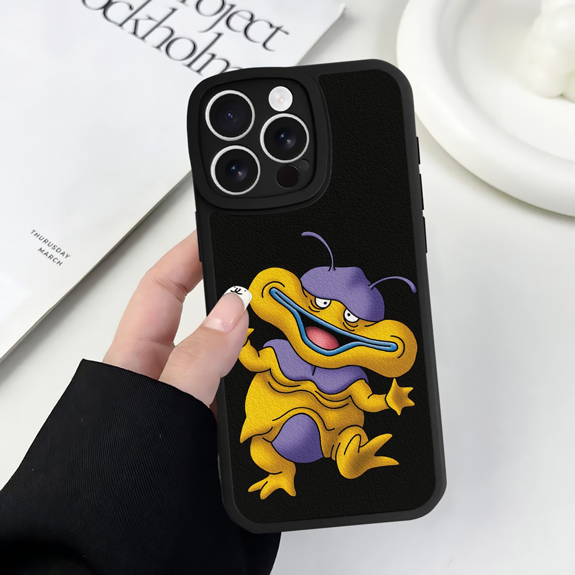 （画像用） ドラゴンクエスト Doragon Kuesuto Dragon Quest 【iPhone 16シリーズ対応】シリコンスマホケース（レザー調） 材質：シリコン